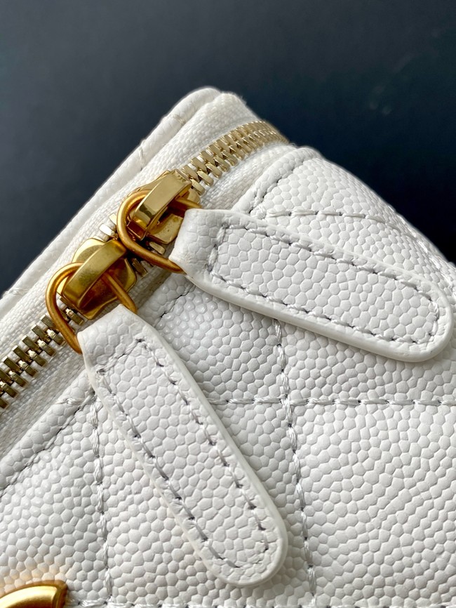 CHANEL MINI CLUTCH Grained Calfskin AP3940 white