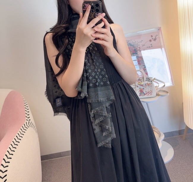 Louis Vuitton Monogram Classic Shawl M97743-1