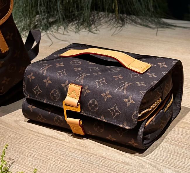 Louis Vuitton Hanging Toiletry Bag M2A500 Louis Vuitton Hanging Toiletry Bag M2A500